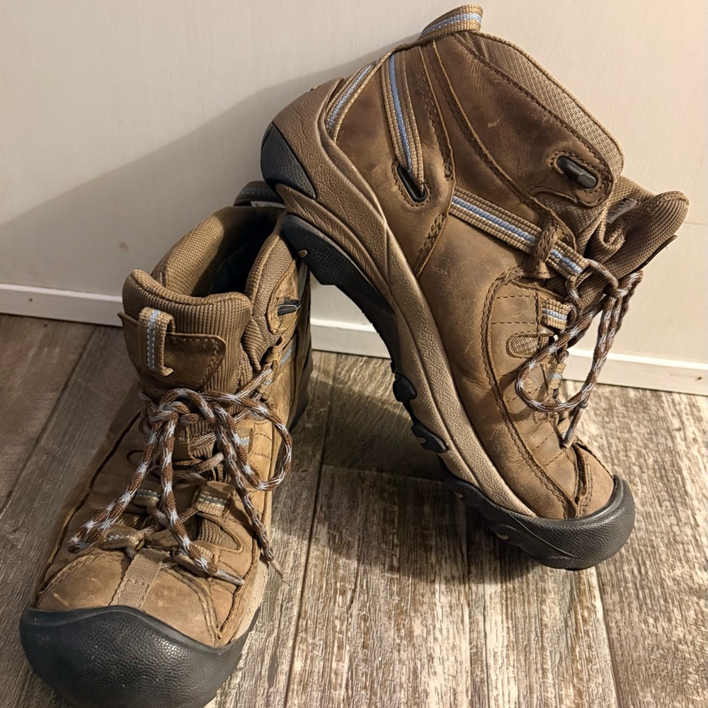 Keen Tan Women’s Lace-Up Hiking Boots
